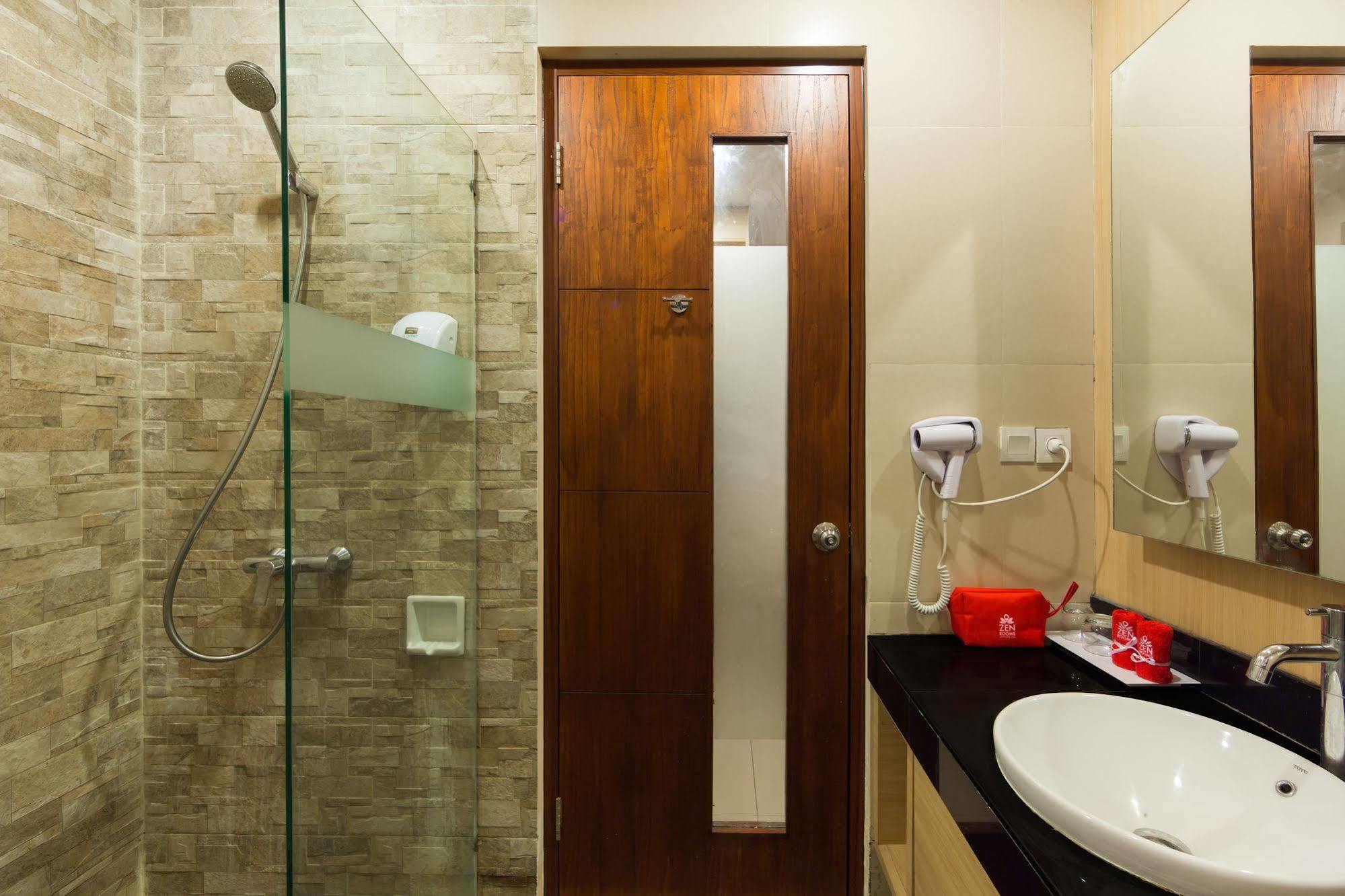 Zen Rooms Kuta Tuban Suites Exterior foto